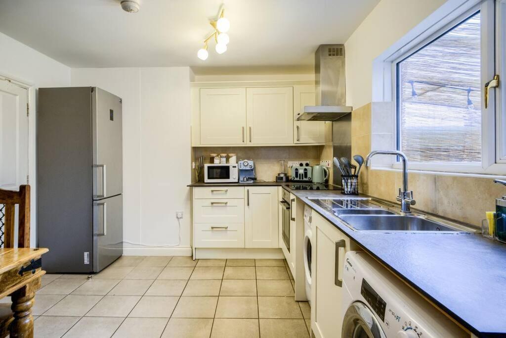 Low Rate For A 4-Bedroom House In Coventry With Free Unlimited Wi-Fi 2 Car Parking 53 Qmc Zewnętrze zdjęcie
